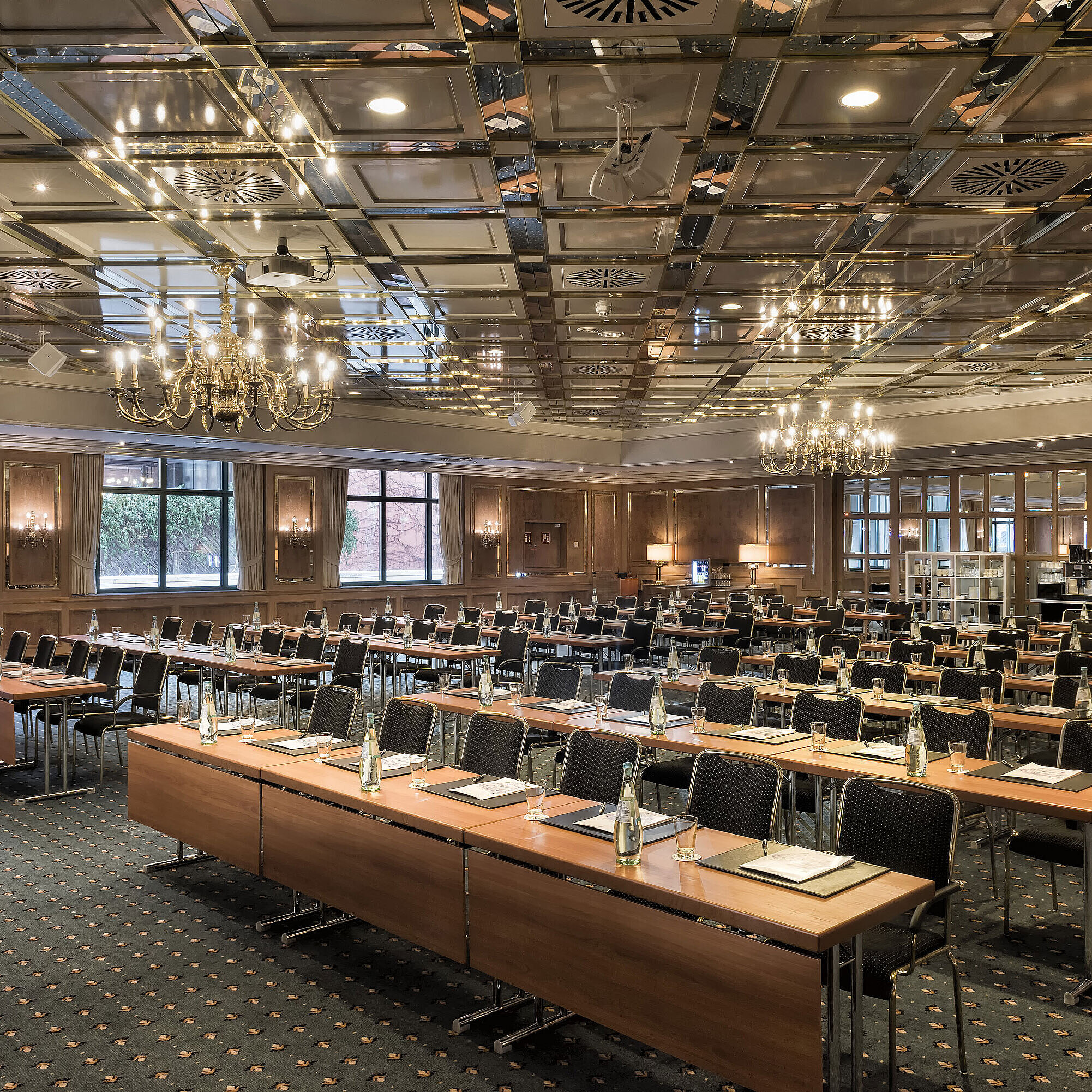 Konferenzraum mit vollständiger Reihenbestuhlung, Tageslicht und Kronleuchtern im Maritim Hotel Stuttgart