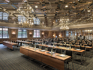 Konferenzraum mit vollständiger Reihenbestuhlung, Tageslicht und Kronleuchtern im Maritim Hotel Stuttgart