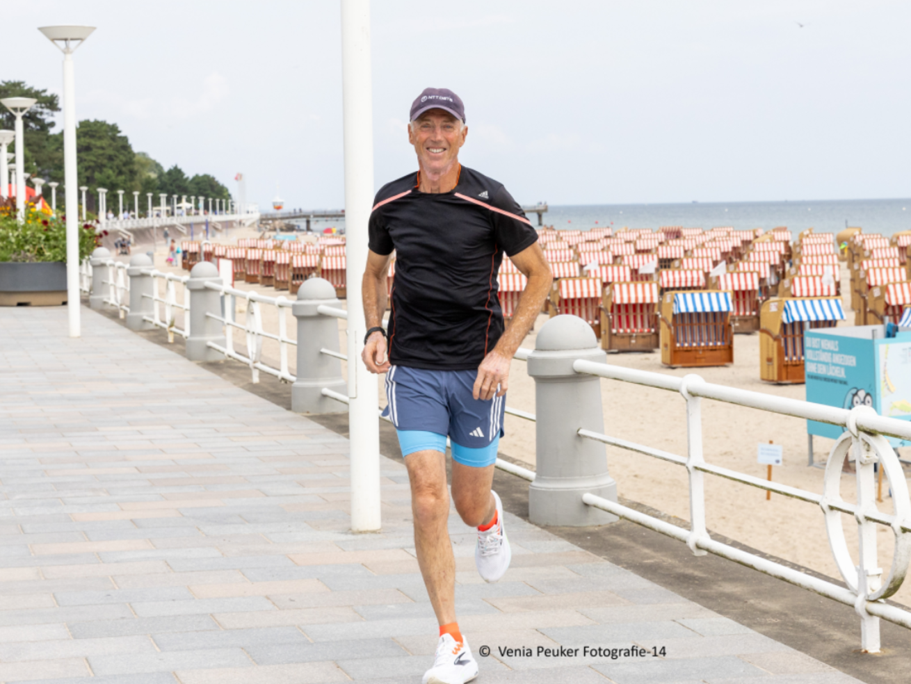 Laufeinheit – mit Segelprofi Helge Sach Segelprofi Helge Sach joggt an der Strandpromenade entlang
