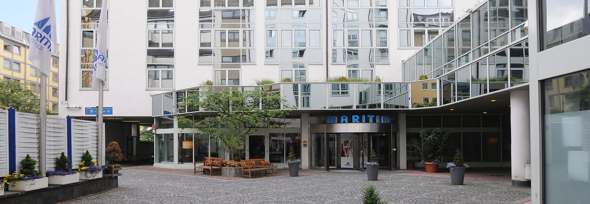 Außenansicht Moderne Fassade mit Glasdetails und Innenhof des Maritim Hotel München
