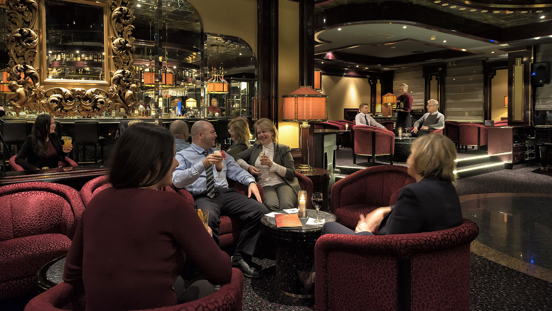 Gäste entspannen in der stilvollen Pianobar des Maritim Hotels Bonn bei Drinks und angenehmer Atmosphäre.