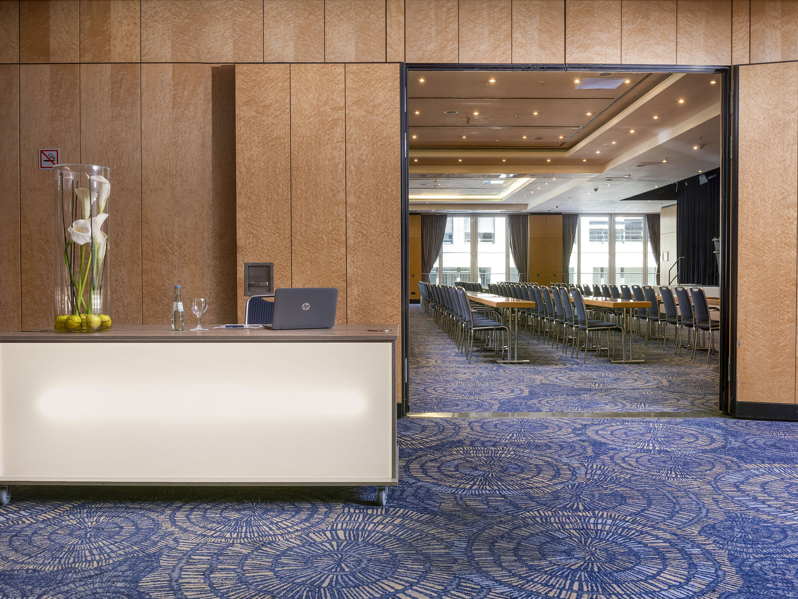 Stilvoller Empfangsbereich mit Schreibtisch für Veranstaltungen im Maritim proArte Hotel Berlin, Blick in den Konferenzsaal.