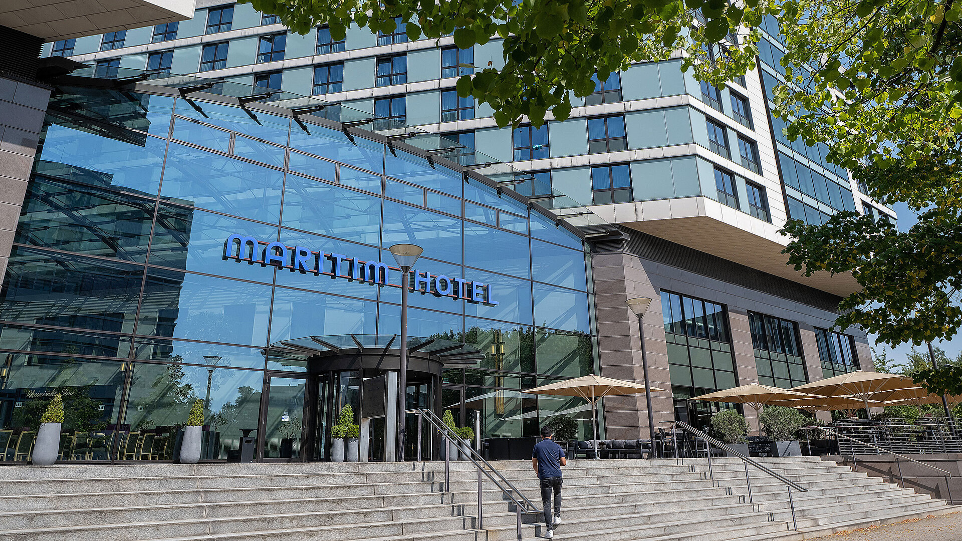 Moderner Hoteleingang mit Glasfassade des Maritim Hotel Düsseldorf