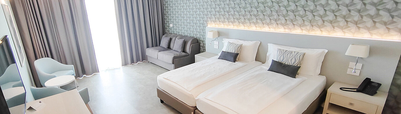 Superior Zimmer Großzügiges Zimmer im Maritim Resort Calabria mit Twin-Bett, Sofa, Schreibtisch und hellen Farben