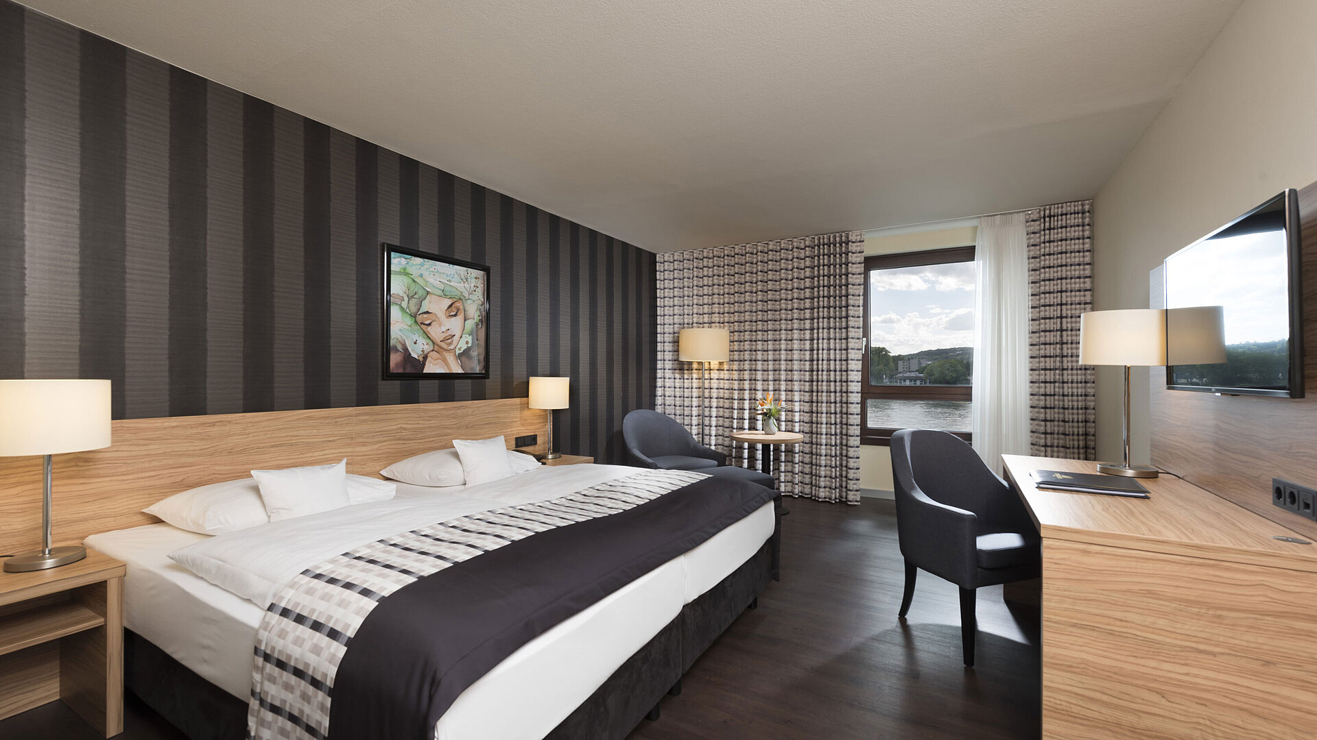 Superior Zimmer Elegantes Doppelzimmer im Maritim Hotel Königswinter mit Rheinblick, modernem Design und stilvollem Interieur.