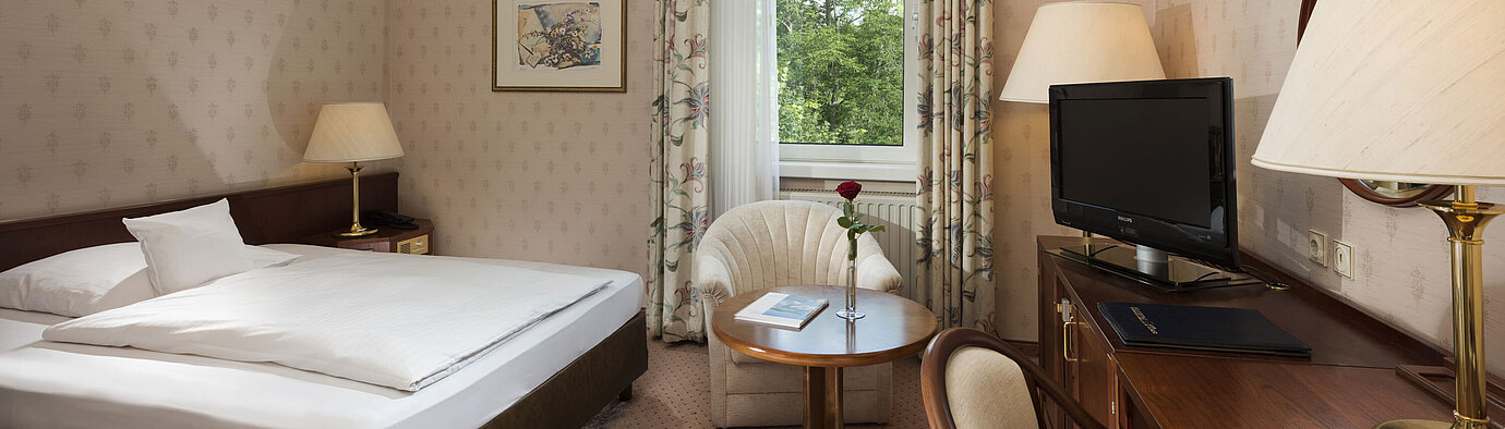 Gemütliches Einzelzimmer mit Fensterblick und Schreibtisch im Maritim Hotel Bad Wildungen