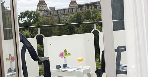 Balkonblick mit Tisch, Blumen, Saft und Aussicht auf Bad Wildungen im Maritim Hotel