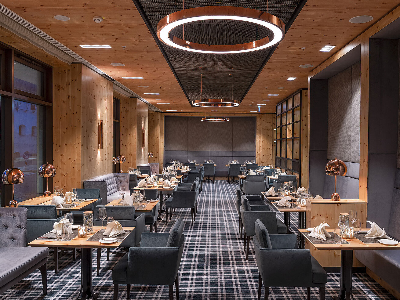 Restaurant "Bistro Ingold" Elegantes Restaurant mit Holzdesign, gemütlichen Sitzbereichen und stilvoll gedeckten Tischen im Maritim Hotel Ingolstadt.