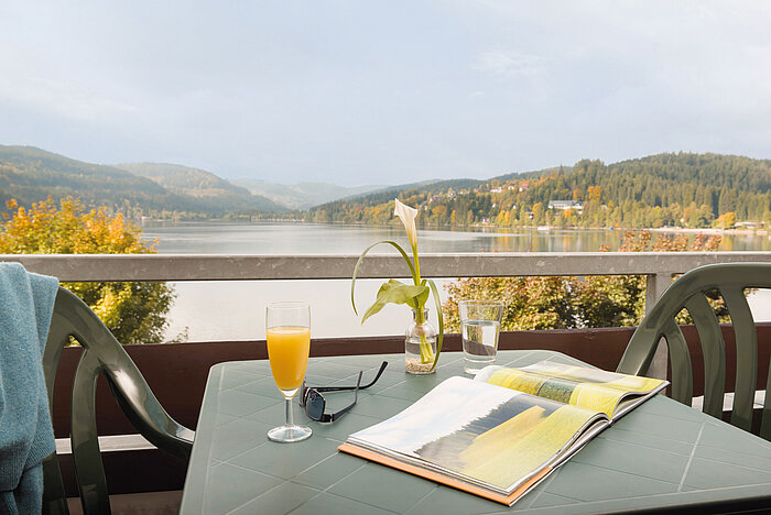 Frühstück auf dem Balkon mit Blick auf den Titisee im Maritim Hotel Titisee im Schwarzwald