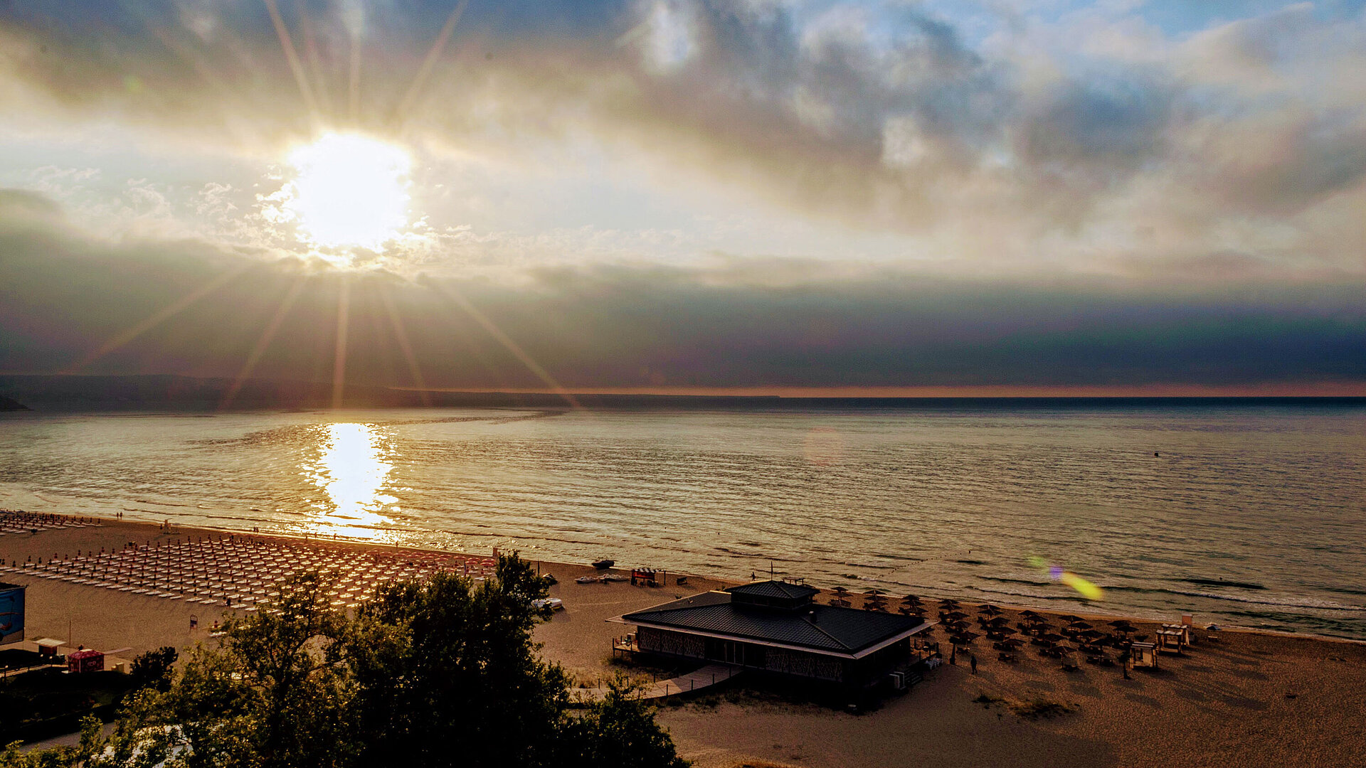 Sonnenaufgang Beeindruckender Sonnenaufgang über dem Strand des Maritim Hotels mit goldenem Licht, ruhigem Meer und weiter Aussicht
