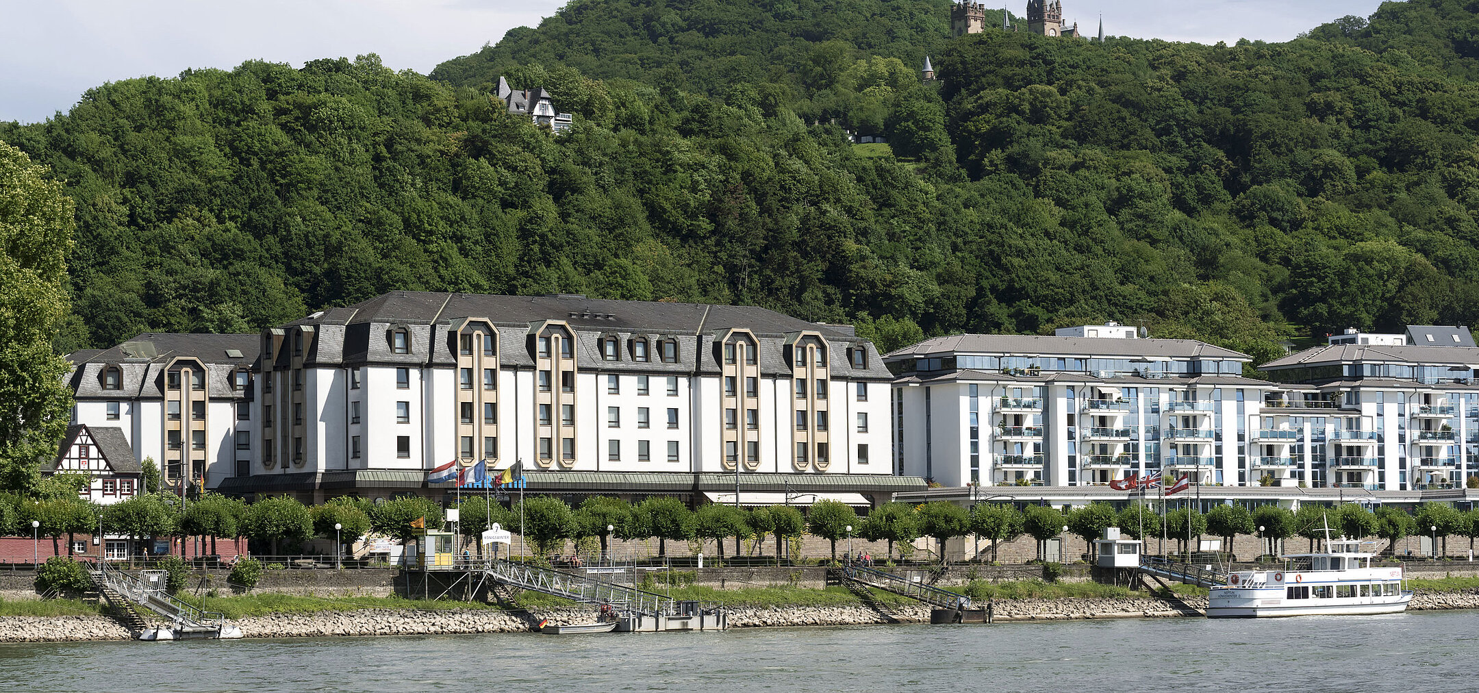  Außenansicht des Maritim Hotel Königswinter mit Blick auf den Drachenfels und den Rhein.
