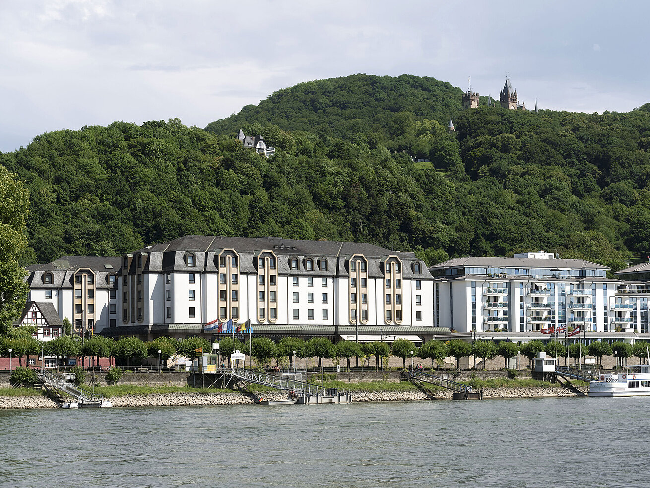  Außenansicht des Maritim Hotel Königswinter mit Blick auf den Drachenfels und den Rhein.