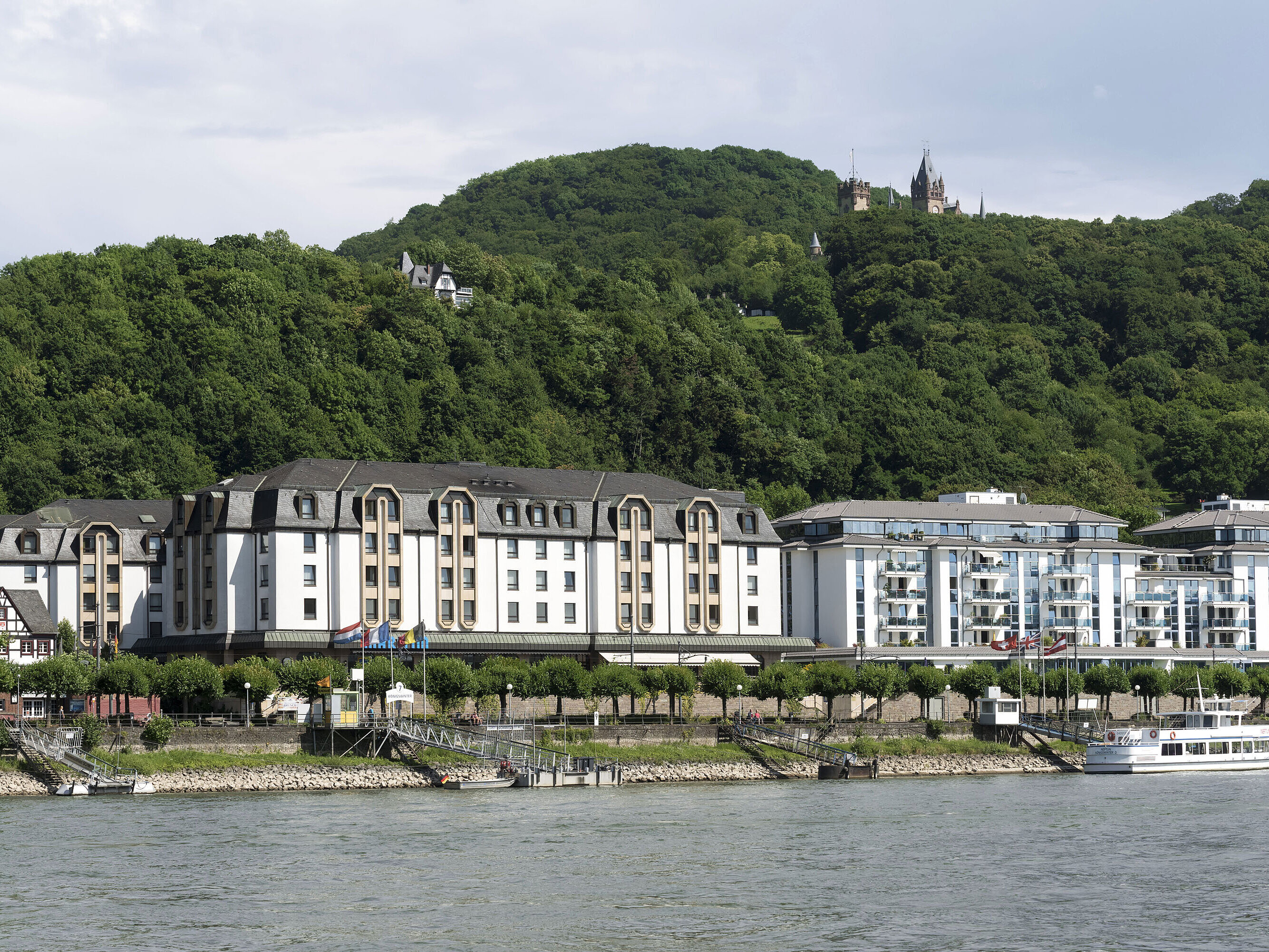  Außenansicht des Maritim Hotel Königswinter mit Blick auf den Drachenfels und den Rhein.
