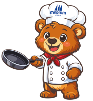 Maritim Bär als Koch Cartoon-Bär im Kochoutfit mit Pfanne und Maritim Kochmütze als freundliches Maskottchen.