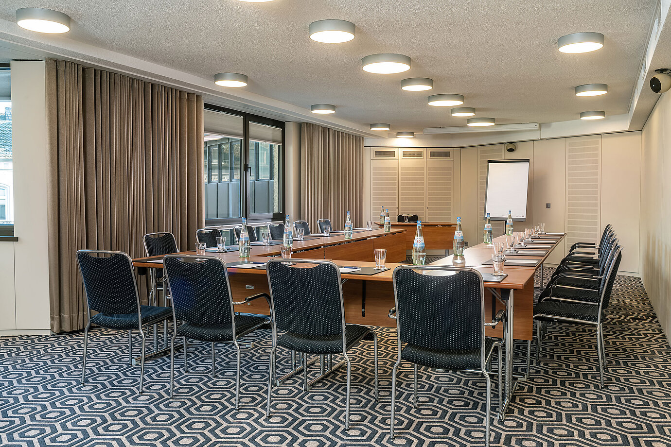 Tagungsraum Salon Maritim im Maritim Hotel Bad Homburg mit U-förmiger Tischanordnung.