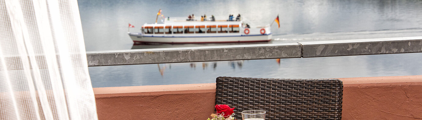 Superior Zimmer Balkon mit Seeblick und vorbeifahrendem Schiff am Titisee beim Maritim TitiseeHotel