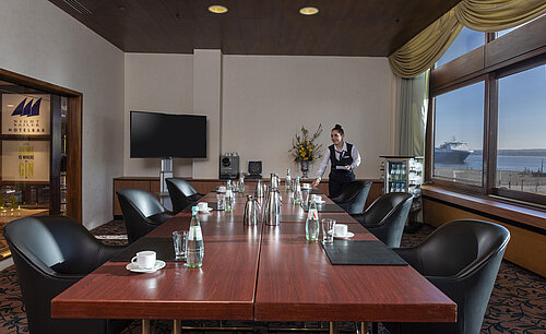 Moderner Tagungsraum im Maritim Hotel Travemünde mit Meerblick und großer Fensterfront