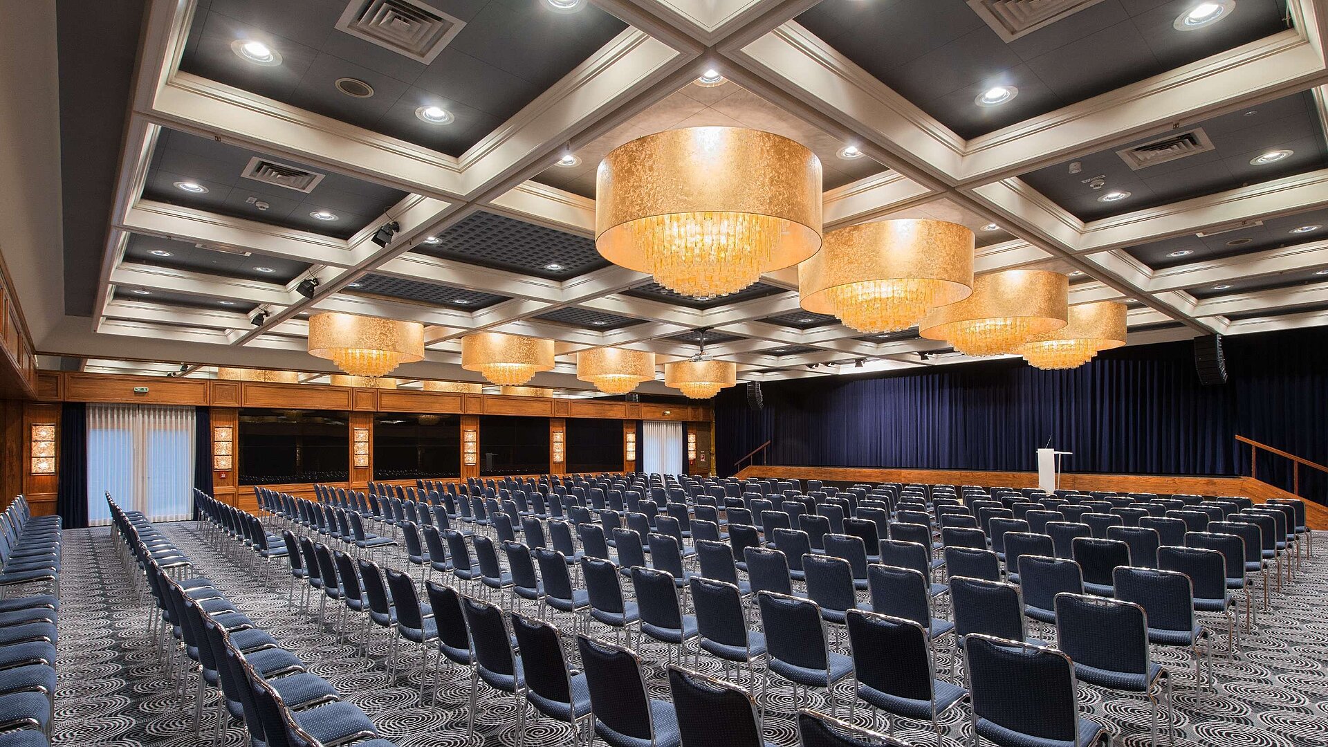 Eleganter Saal im Maritim Hotel Darmstadt mit Reihenbestuhlung, Kronleuchtern und idealer Ausstattung für Events.