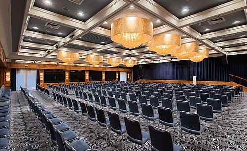 Eleganter Saal im Maritim Hotel Darmstadt mit Reihenbestuhlung, Kronleuchtern und idealer Ausstattung für Events.