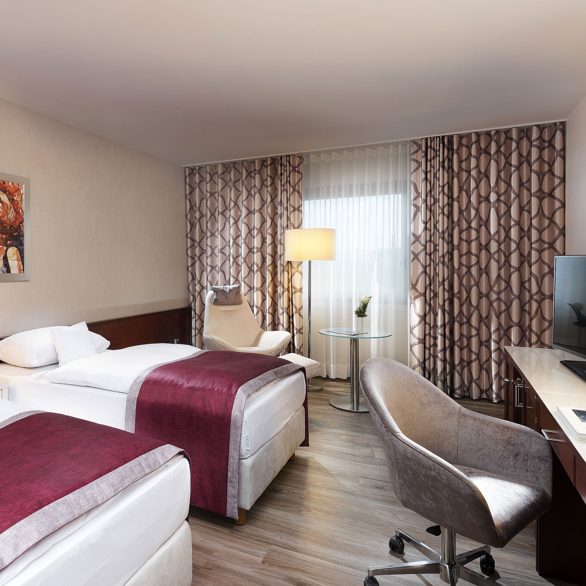 Classic Twin Zimmer ohne Teppichboden im Maritim Hotel Bonn, mit Schreibtisch, Sesseln und modernen Annehmlichkeiten.