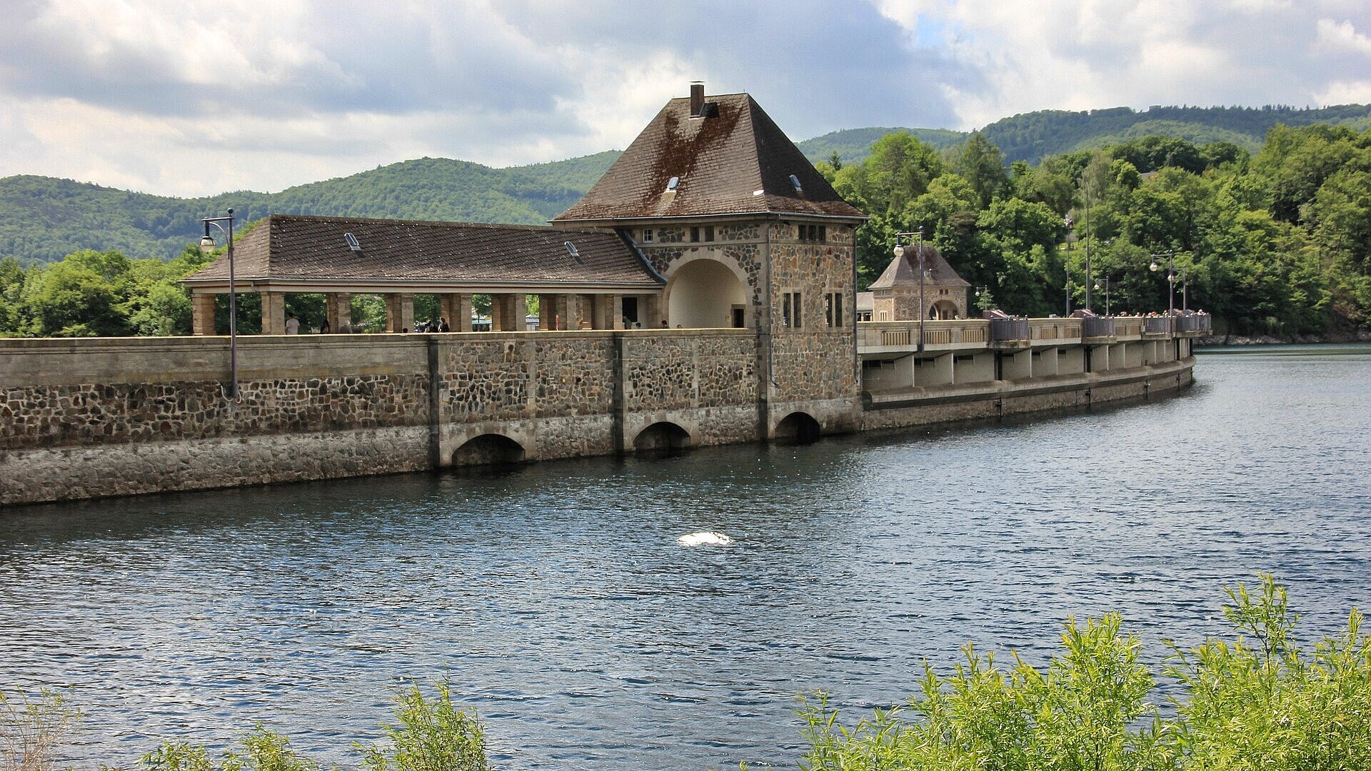 Historische Edertalsperre nahe dem Maritim Hotel Bad Wildungen mit Blick auf das Wasser und bewaldete Hügel im Hintergrund