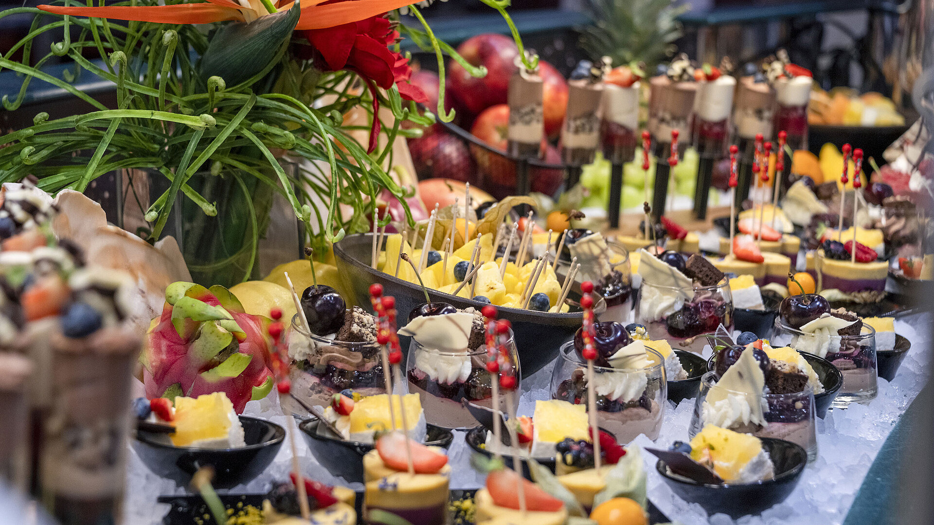Buffet Leckere Dessertauswahl mit frischen Früchten und kleinen Kuchen am Buffet des Maritim proArte Hotel Berlin.