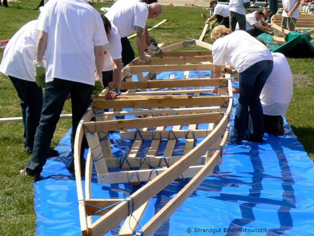 Teamevent Bootbauen Team baut sein eigenes Drachenboot für anschließendes Wettrennen.