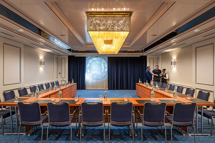 Tagungsraum im Maritim Hotel Köln mit großem Kronleuchter und Konferenzbestuhlung