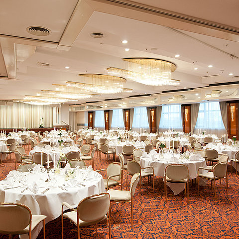 Saal Otto von Guericke Bankett runde Tische | Maritim Hotel Magdeburg