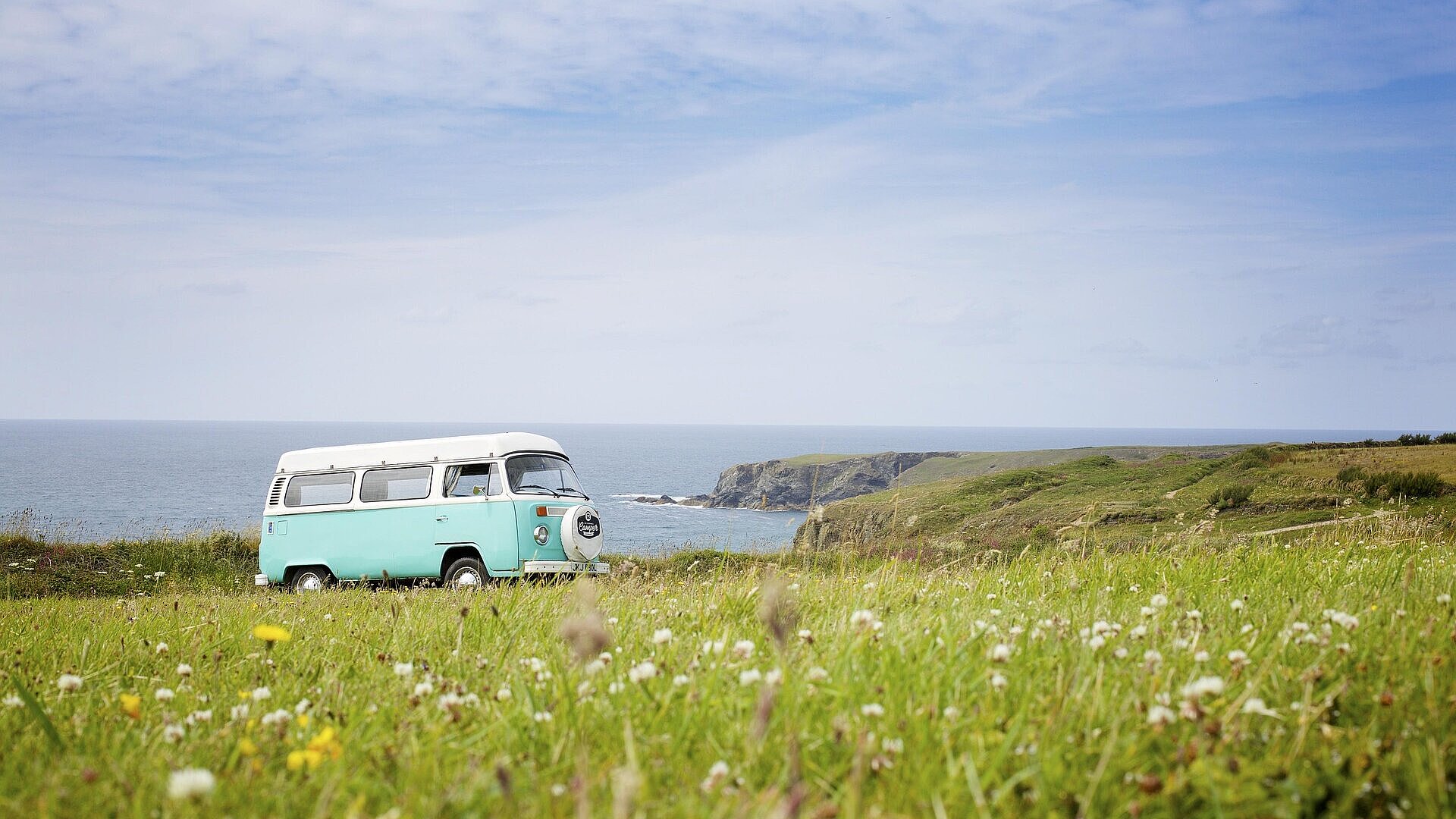 © vw-bus-pixabay.com.jpg Retro-VW-Bus auf einer Wiese mit Blick auf das Meer und die Küste – perfekter Start ins nächste Abenteuer