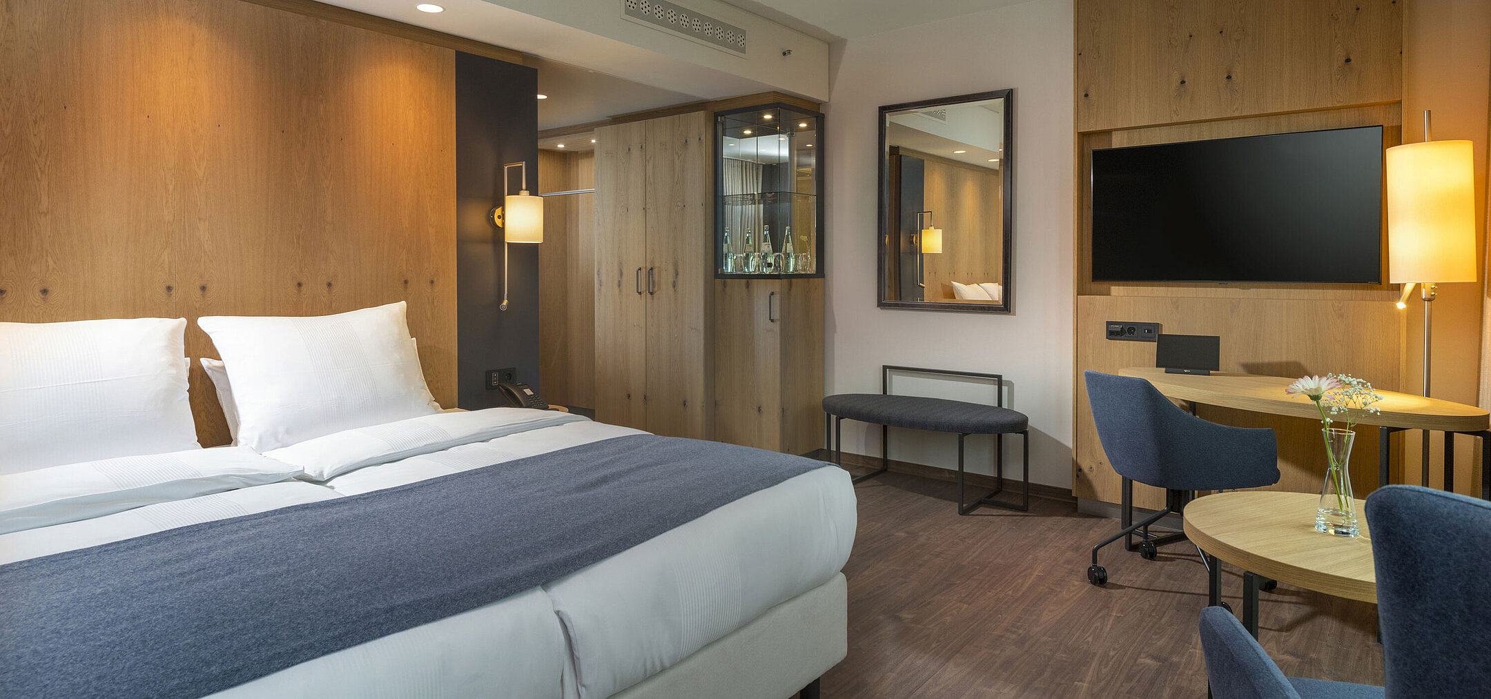 Helles und modernes Doppelzimmer im Maritim Hotel Ingolstadt mit stilvoller Einrichtung und Schreibtisch.