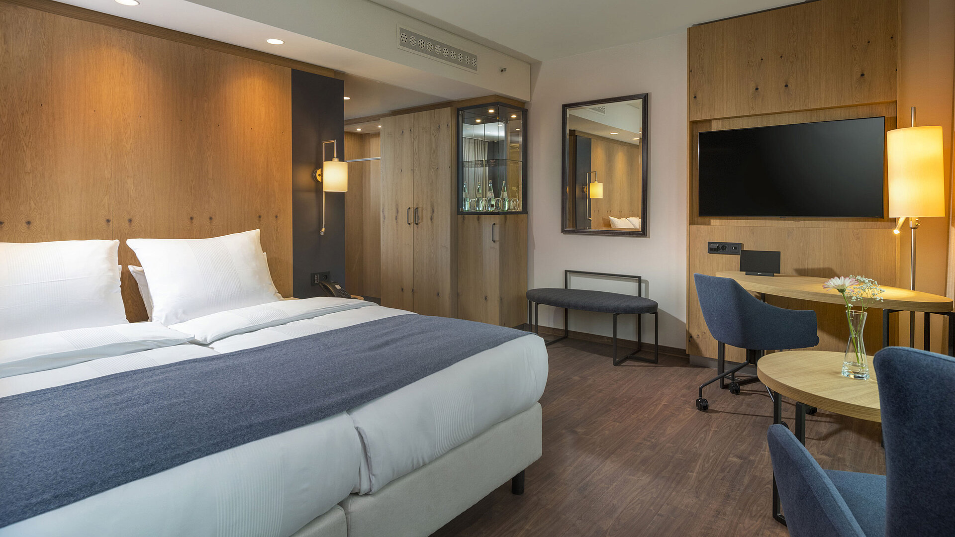 Classic Zimmer Helles und modernes Doppelzimmer im Maritim Hotel Ingolstadt mit stilvoller Einrichtung und Schreibtisch.