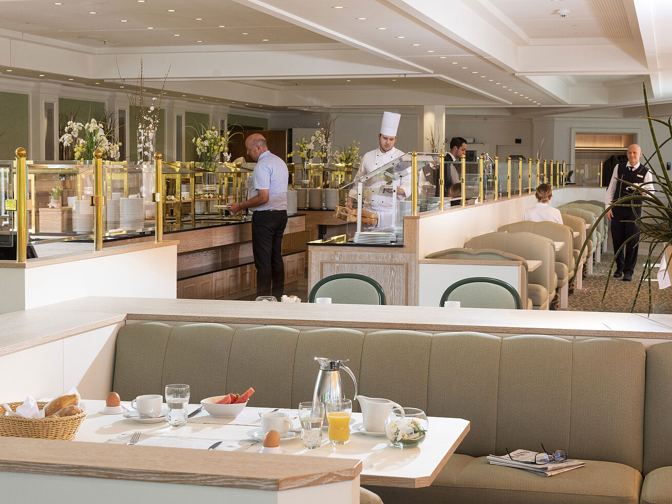 Frühstücksbuffet im Maritim Hotel Würzburg mit Gästen, Köchen und reichhaltiger Auswahl