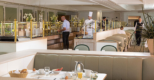 Frühstücksbuffet im Maritim Hotel Würzburg mit Gästen, Köchen und reichhaltiger Auswahl