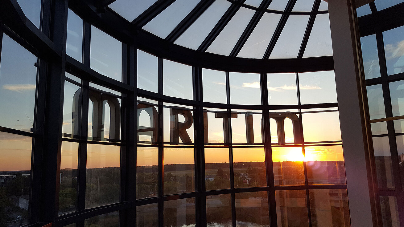 Spektakuläre Aussicht auf den Sonnenuntergang durch die Glasfassade des Maritim Hotel Hannover.
