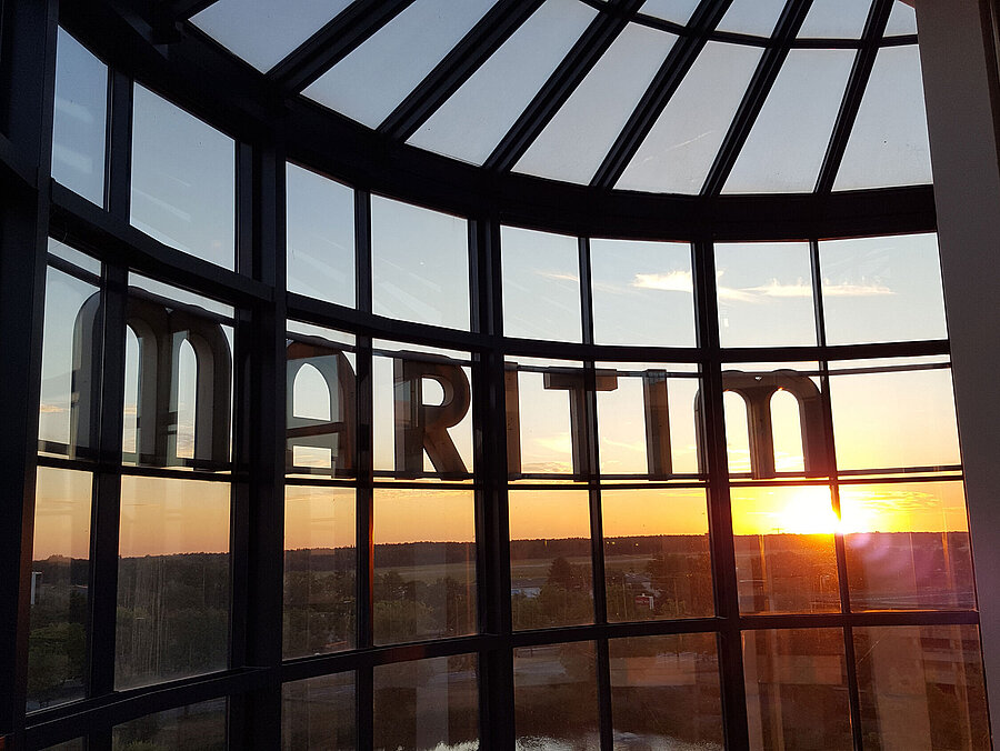 Spektakuläre Aussicht auf den Sonnenuntergang durch die Glasfassade des Maritim Hotel Hannover.