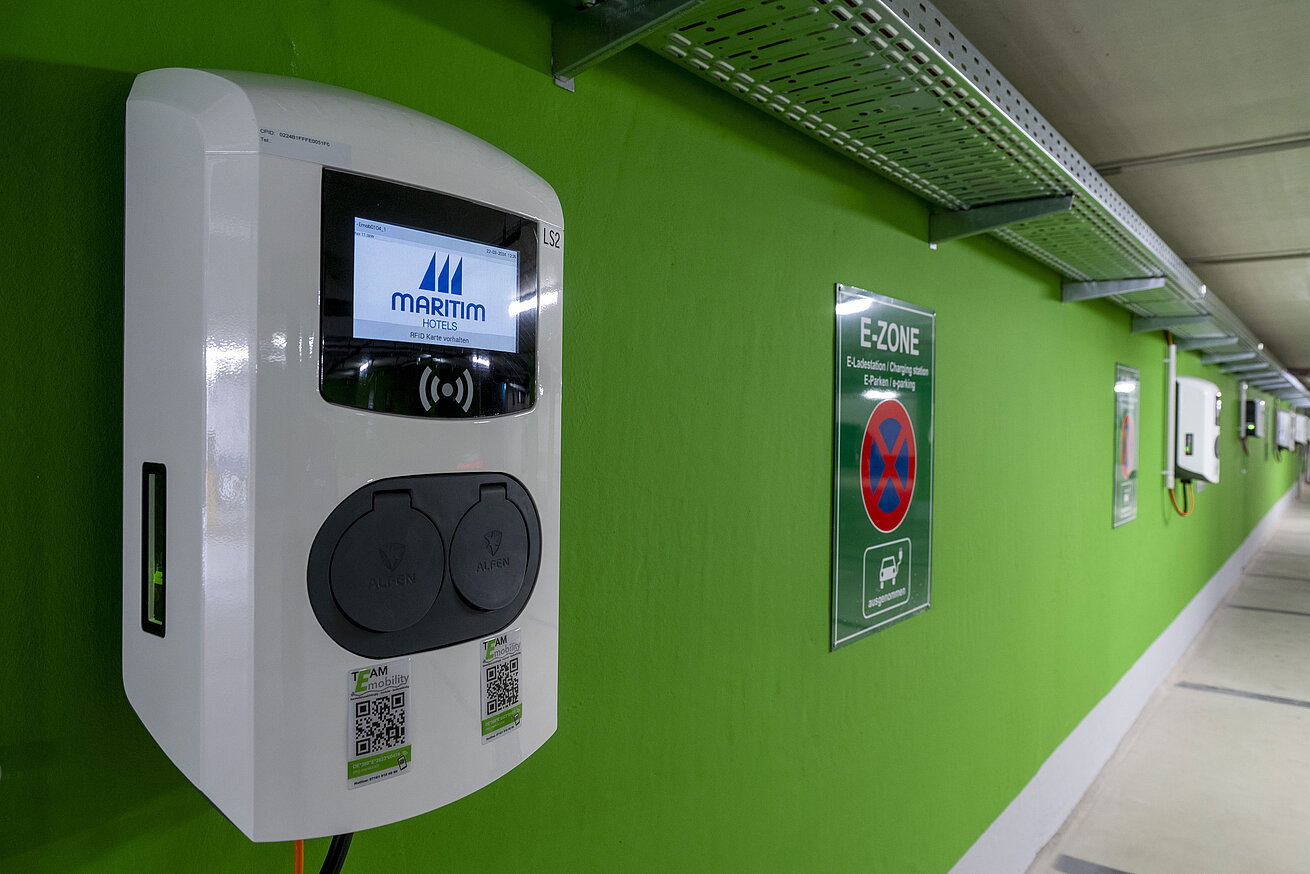 Nahaufnahme einer Elektro-Ladestation mit Maritim Hotels-Logo in der E-Zone des Parkhauses im Maritim Hotel Darmstadt.