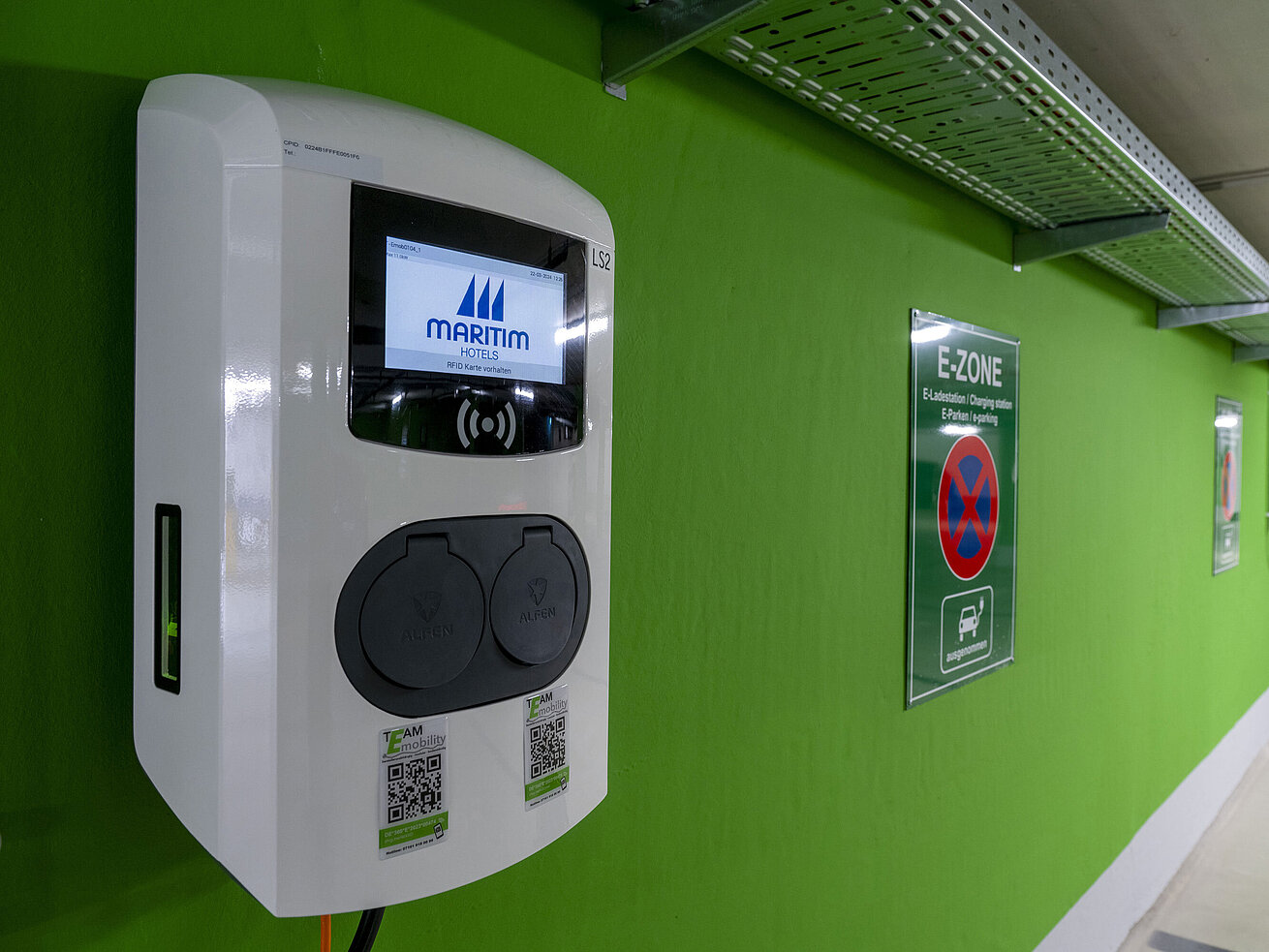 Nahaufnahme einer Elektro-Ladestation mit Maritim Hotels-Logo in der E-Zone des Parkhauses im Maritim Hotel Darmstadt.
