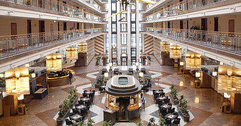Großes Atrium mit mehrstöckiger Architektur, Loungebereich und modernem Interieur im Maritim Hotel Hannover.