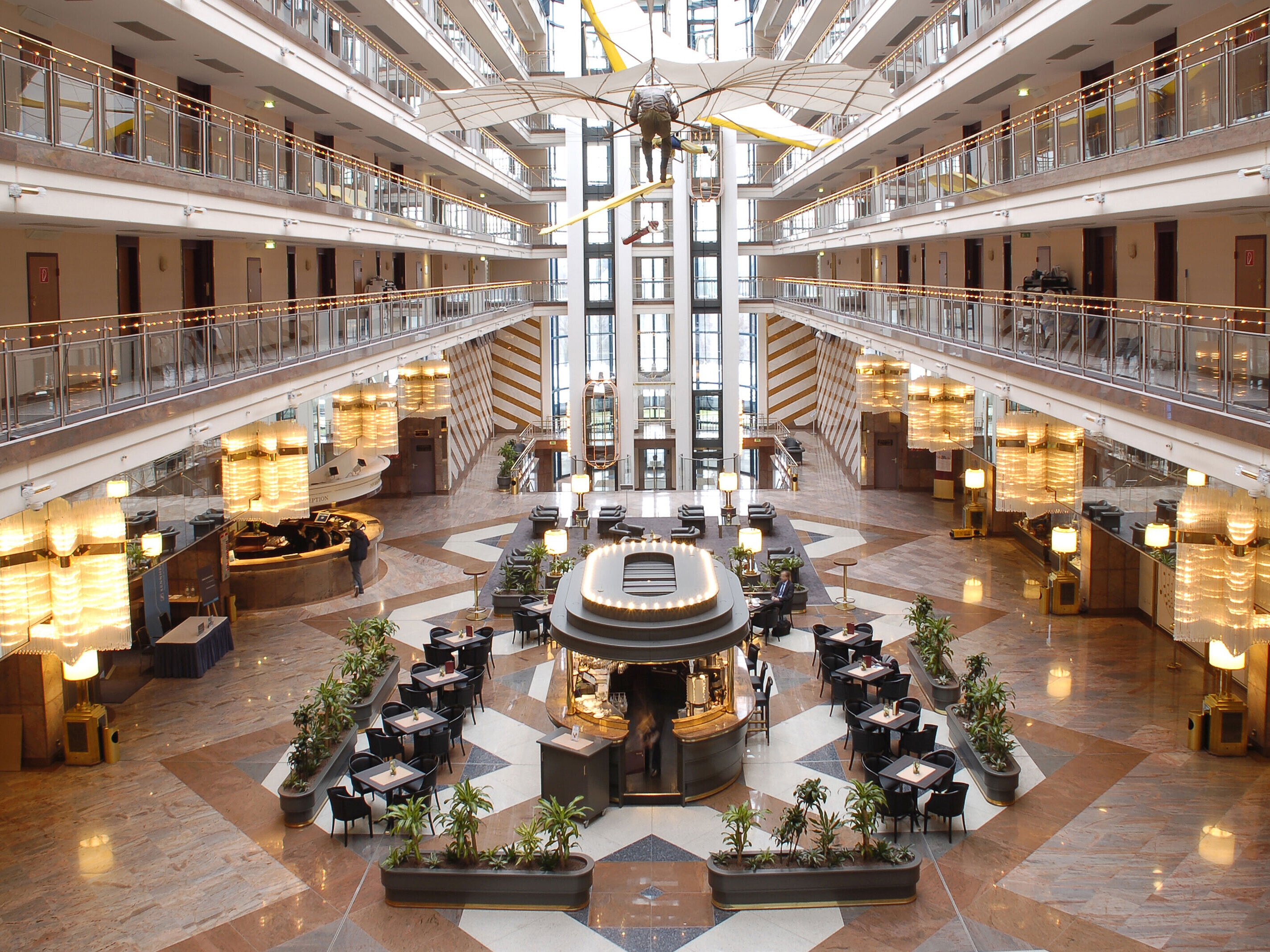 Großes Atrium mit mehrstöckiger Architektur, Loungebereich und modernem Interieur im Maritim Hotel Hannover.