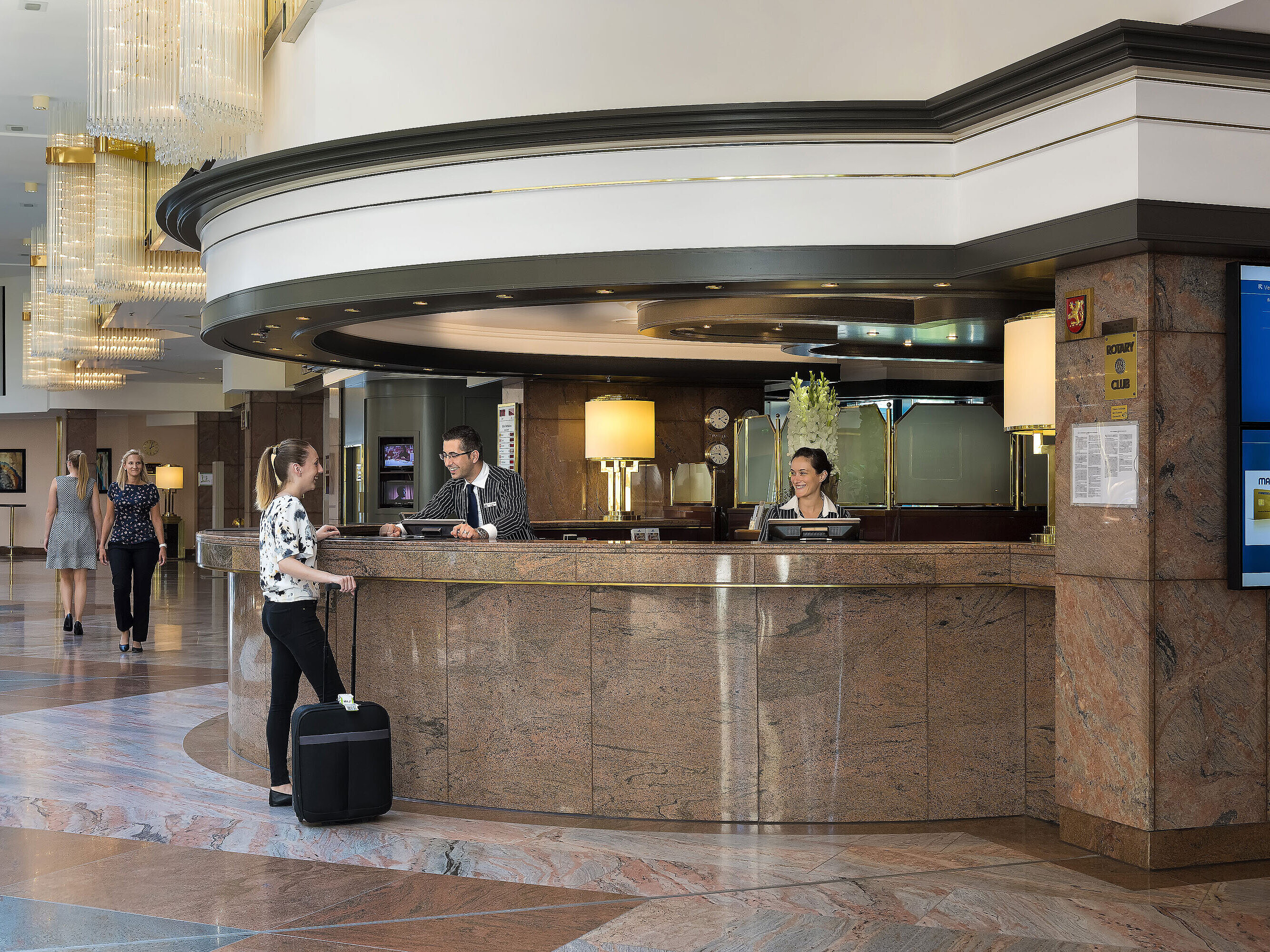 Freundlicher Empfang an der Rezeption im Maritim Hotel Hannover mit elegantem Design und herzlichem Service.