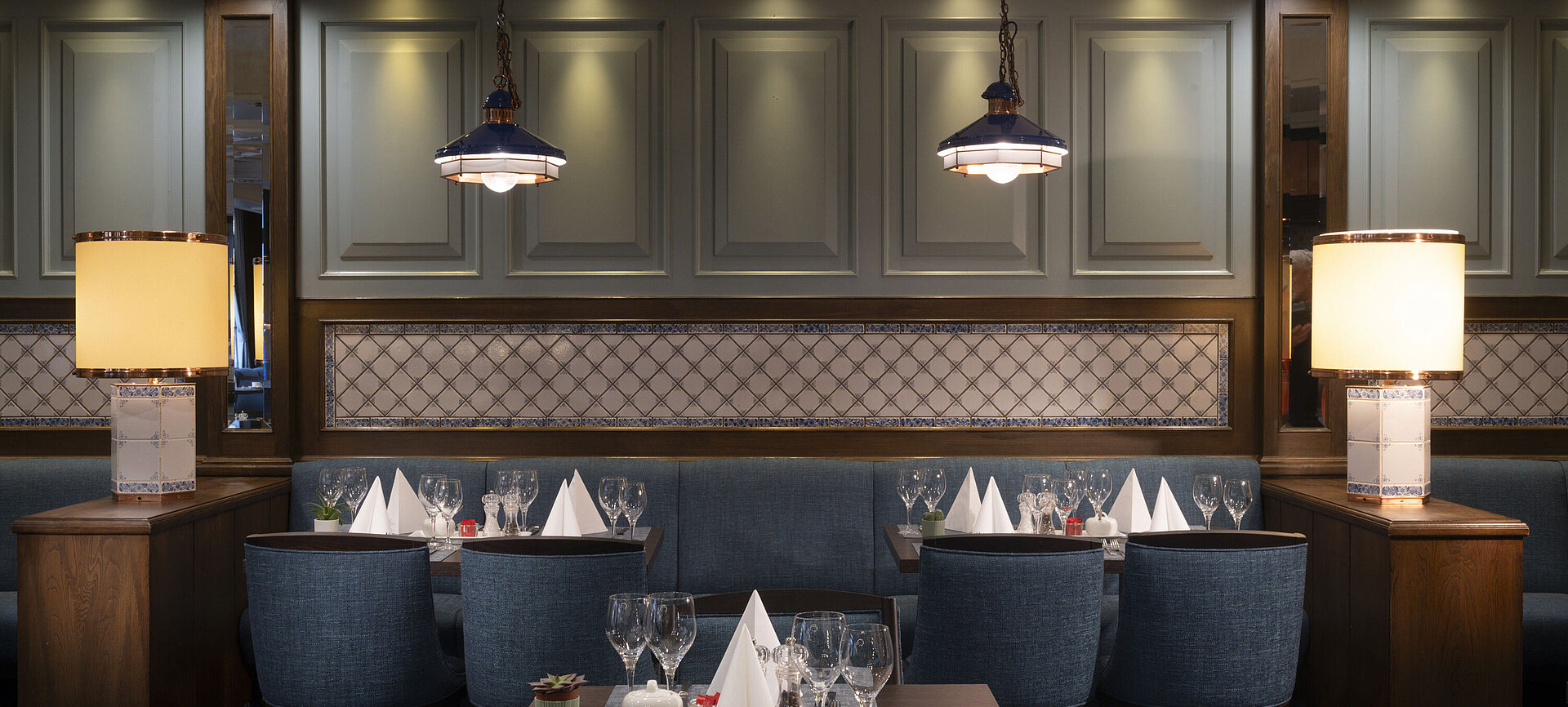 Elegantes Restaurant im Maritim Hotel Darmstadt mit gedeckten Tischen, stilvollen Lampen und einer gemütlichen Atmosphäre.