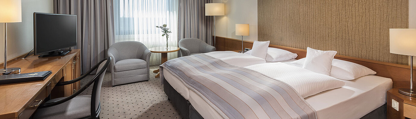 Classic Zimmer Modernes Classic Doppelzimmer mit gemütlichem Doppelbett, Sitzbereich und Schreibtisch im Maritim Hotel Hannover.