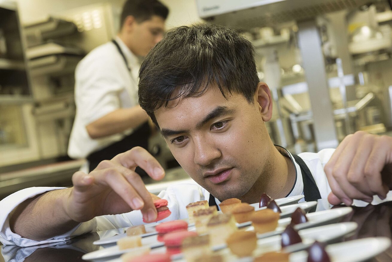 Küchenchef arrangiert Dessert in der Orangerie des Maritim Timmendorfer Strand.
