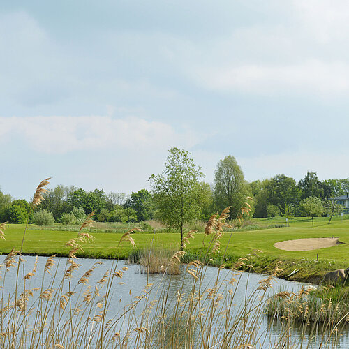 Golfbahn mit Teich | Maritim Golfpark Ostsee