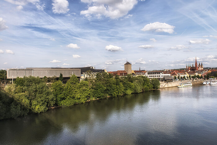 Congress Centrum Würzburg mit Blick auf den Main, Altstadt und markante Türme im Hintergrund