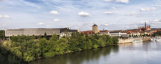 Congress Centrum Würzburg mit Blick auf den Main, Altstadt und markante Türme im Hintergrund