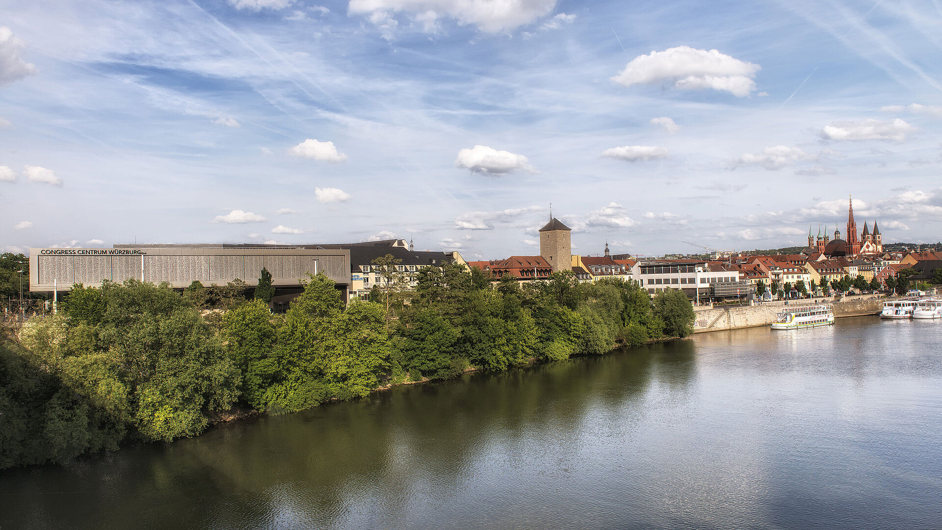 Außenansicht Congress Centrum Würzburg mit Blick auf den Main, Altstadt und markante Türme im Hintergrund