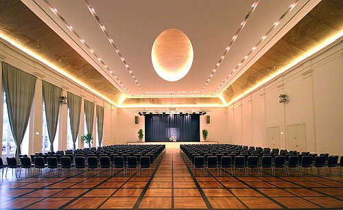 Eleganter Festsaal im Maritim Hotel Fulda mit Bühne, stilvoller Beleuchtung und Bestuhlung für Veranstaltungen.