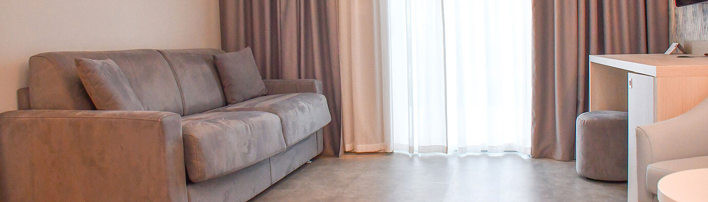 Junior Suite Komfortables Schlafsofa im lichtdurchfluteten Zimmer des Maritim Resort Calabria